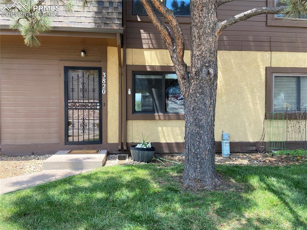 Entrance to property featuring a yard