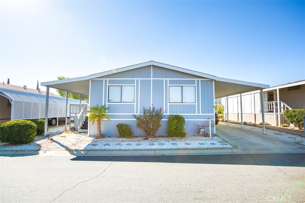 a view of a house with backyard