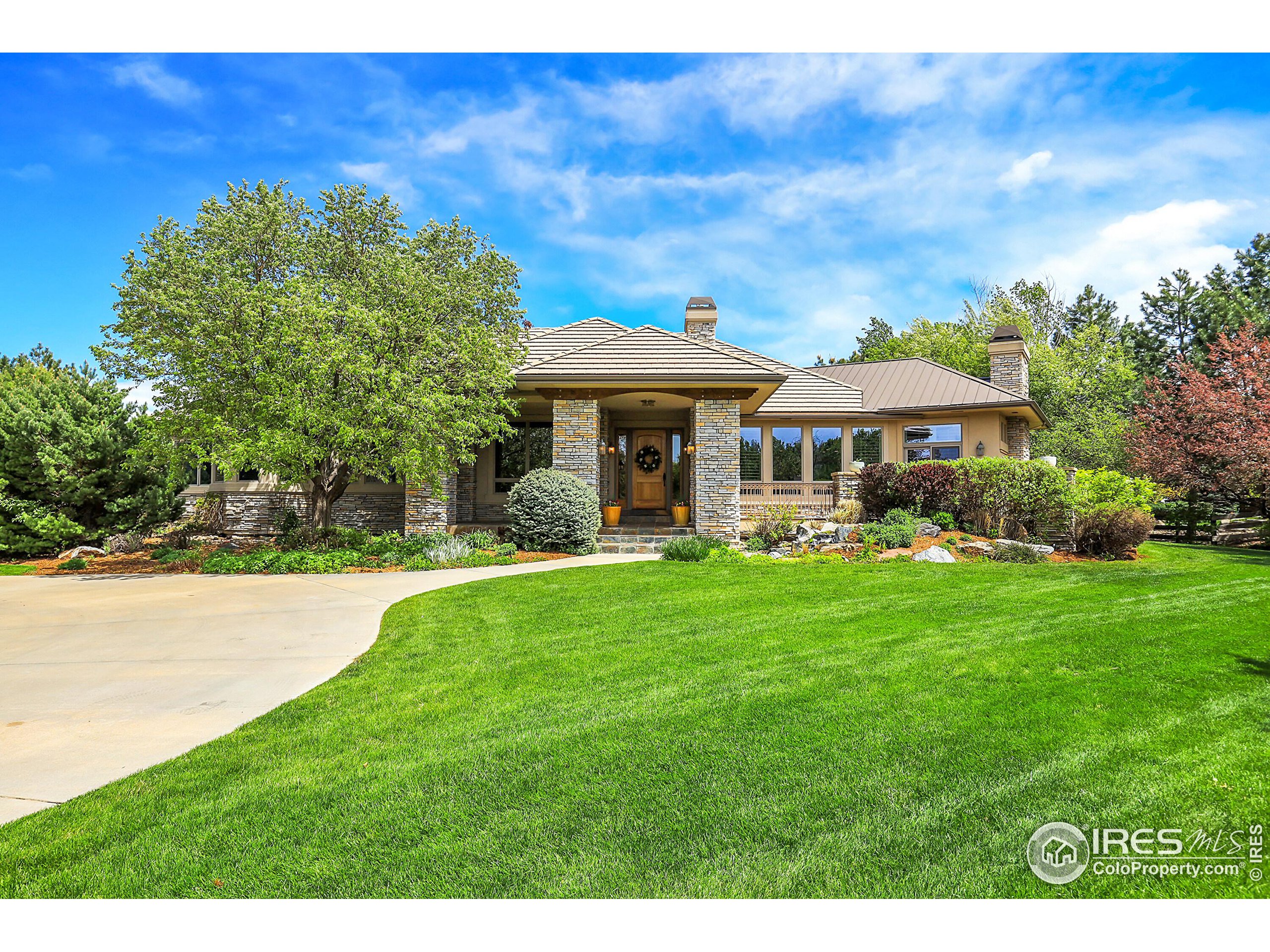 a view of a house with a backyard