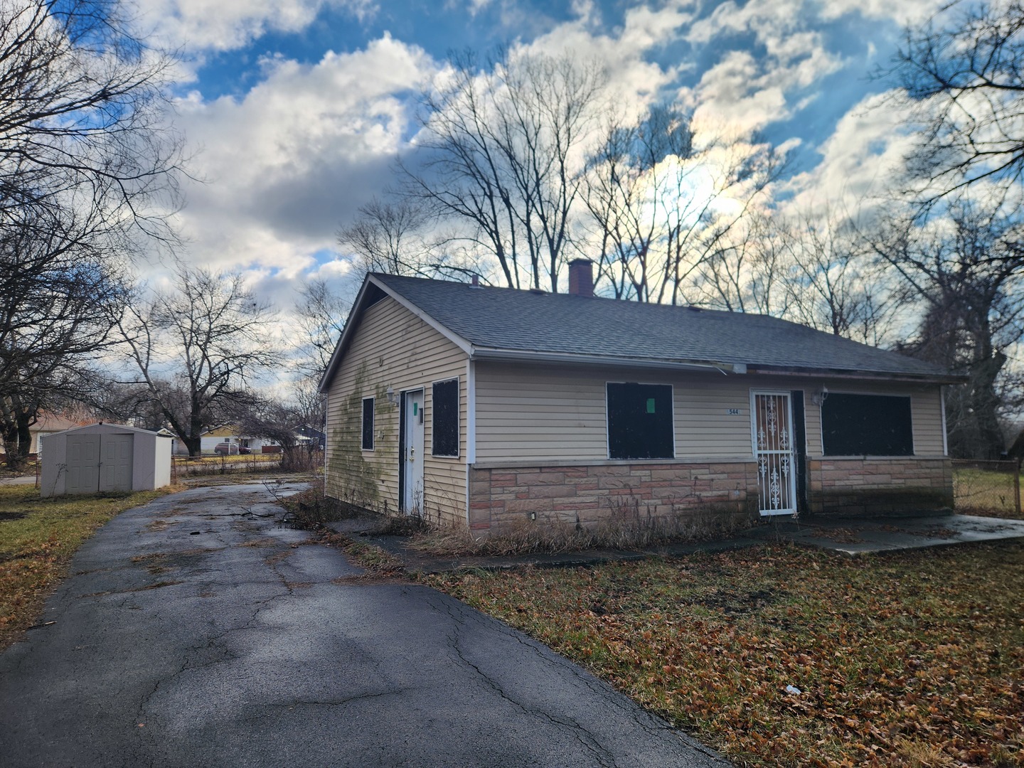 a view of house with a yard