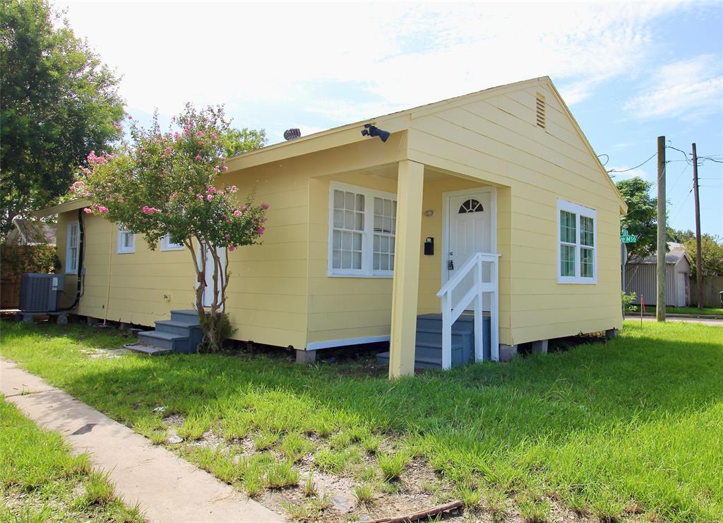 a view of a house with backyard