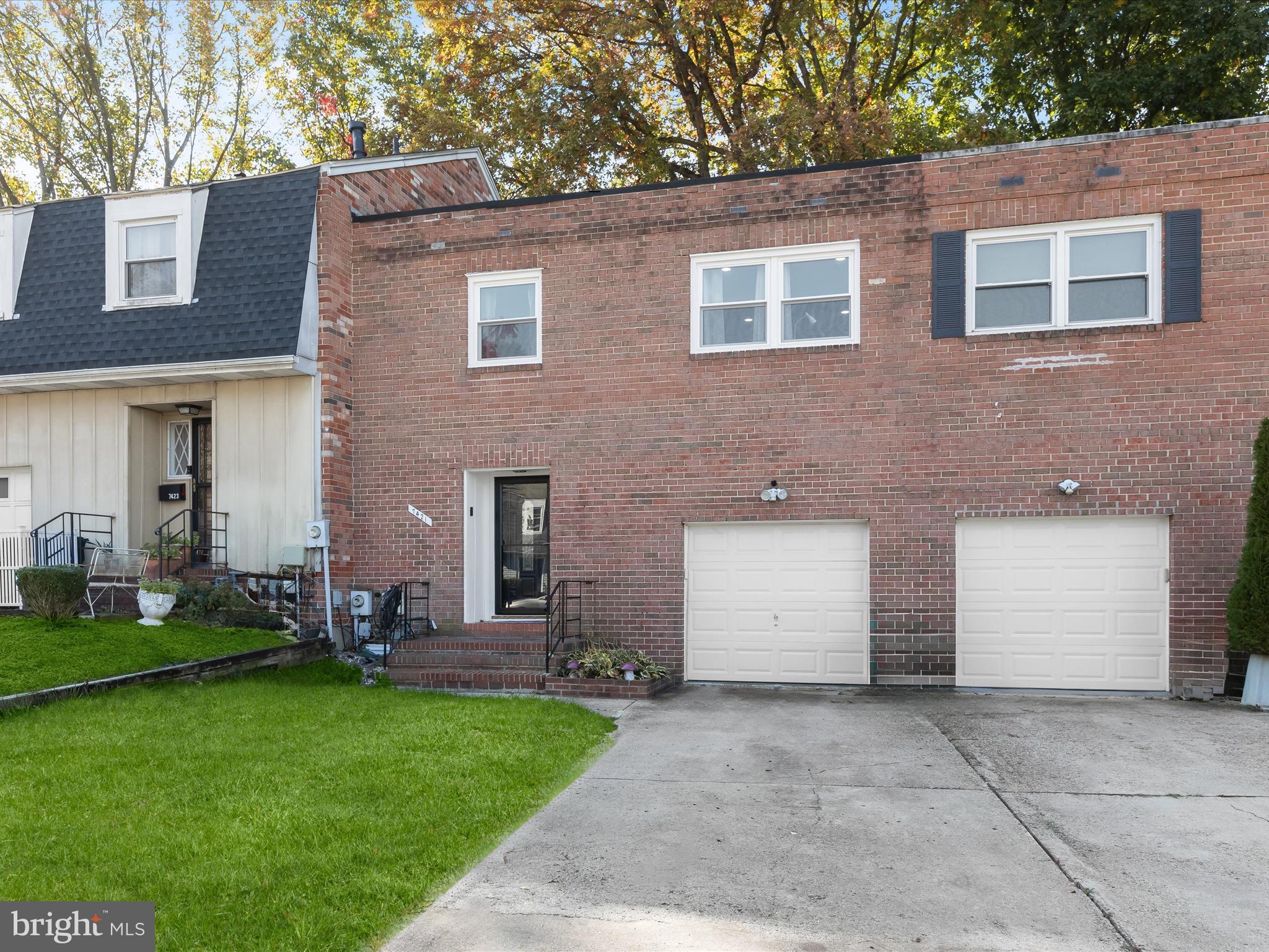 a view of a house with backyard and garden