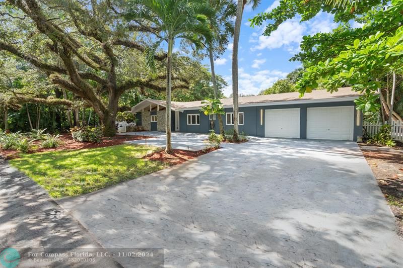 a view of a house with backyard and trees