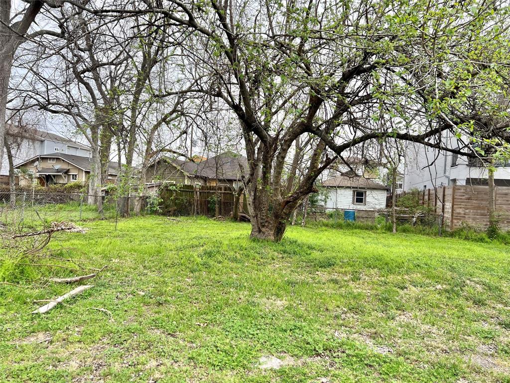 a view of a yard with a house in the background