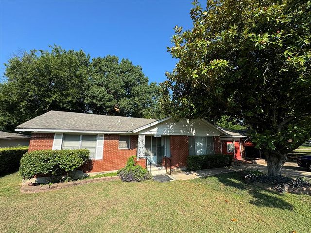 $300,000 | 3275 South Edgefield Avenue | Perryton Drive