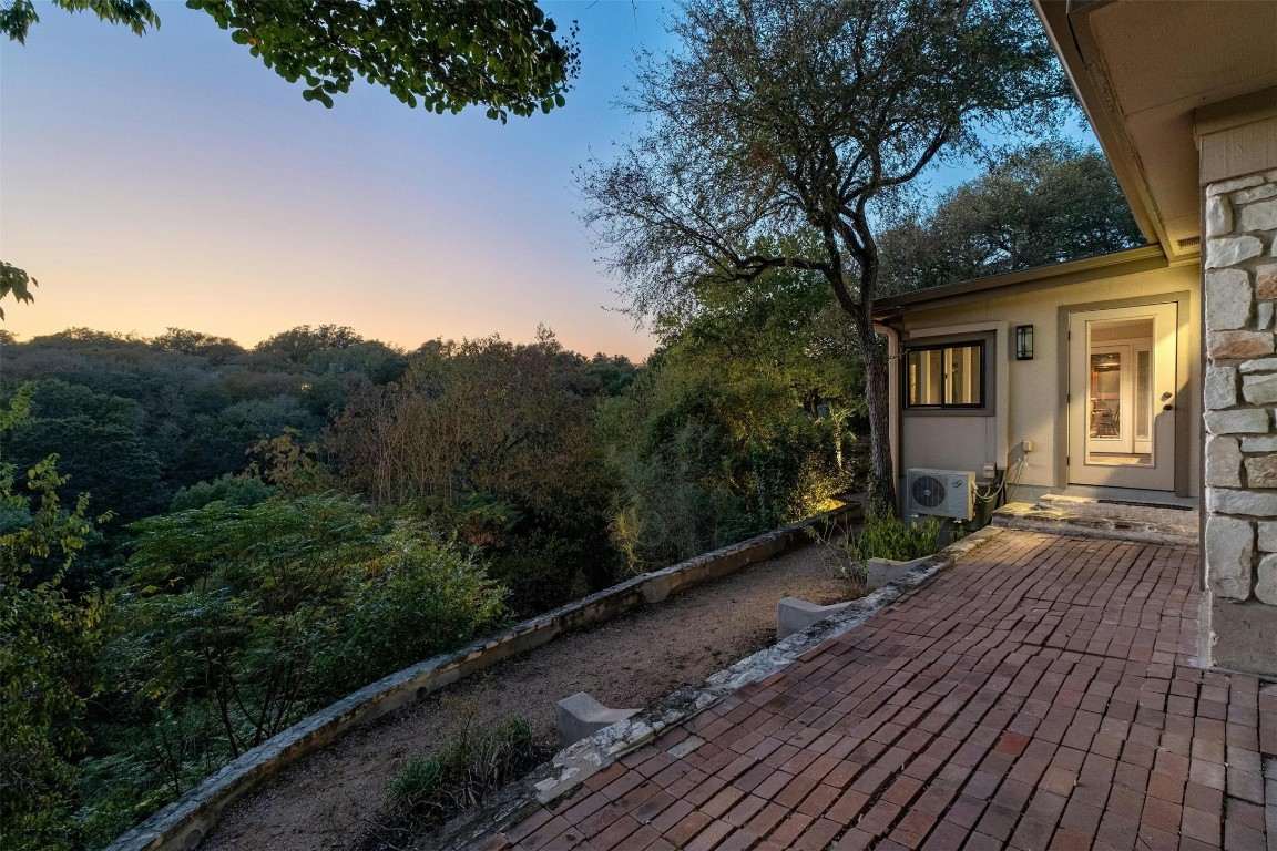 a view of a house with backyard and garden