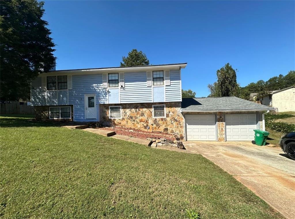 a view of a house with back yard