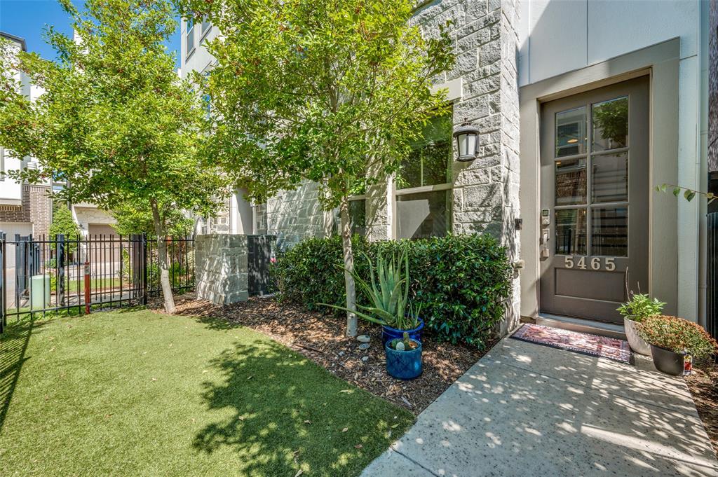 a view of a backyard with garden