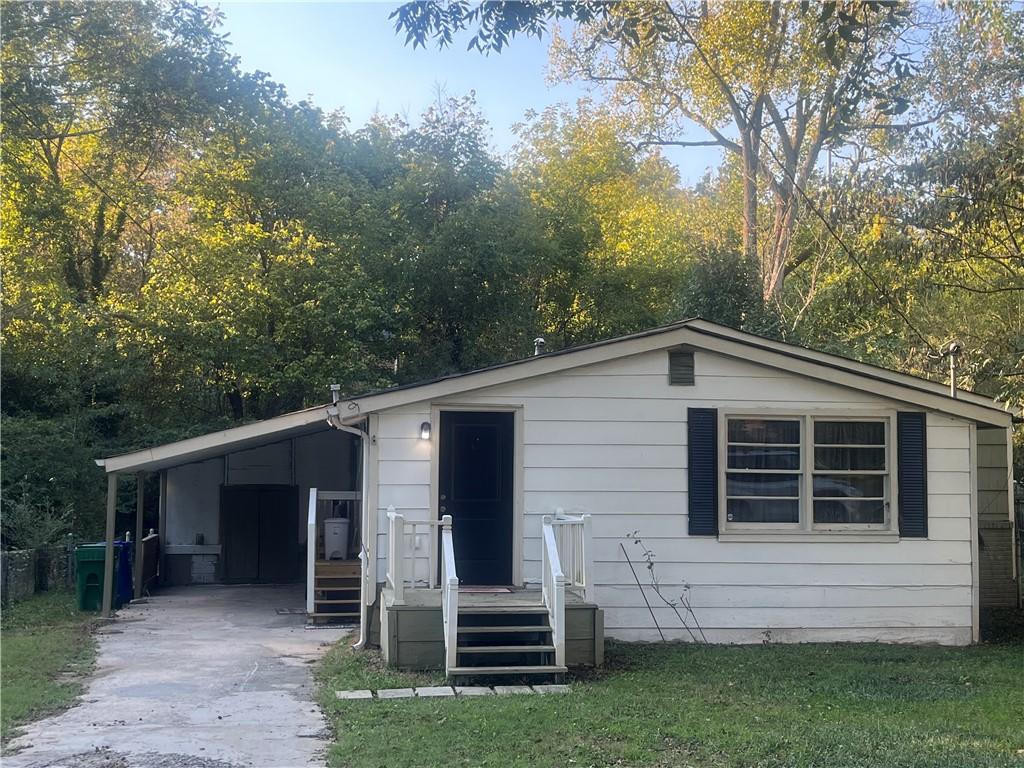 a view of a house with a yard