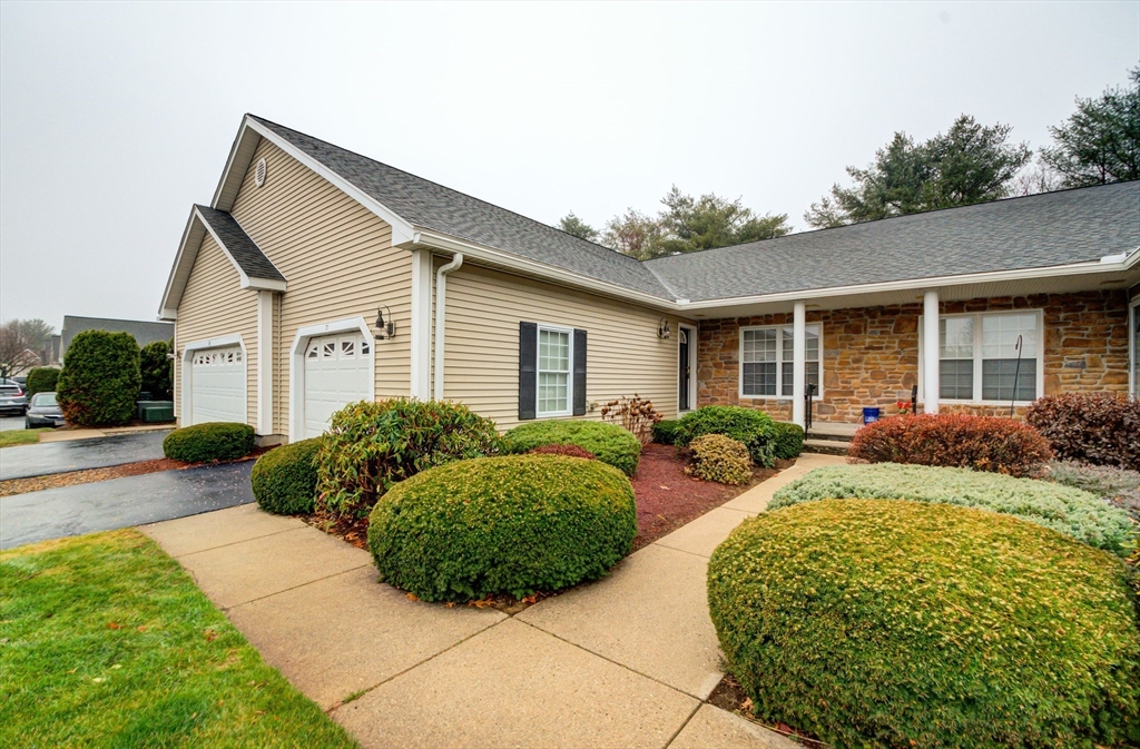 a view of a house with backyard and garden