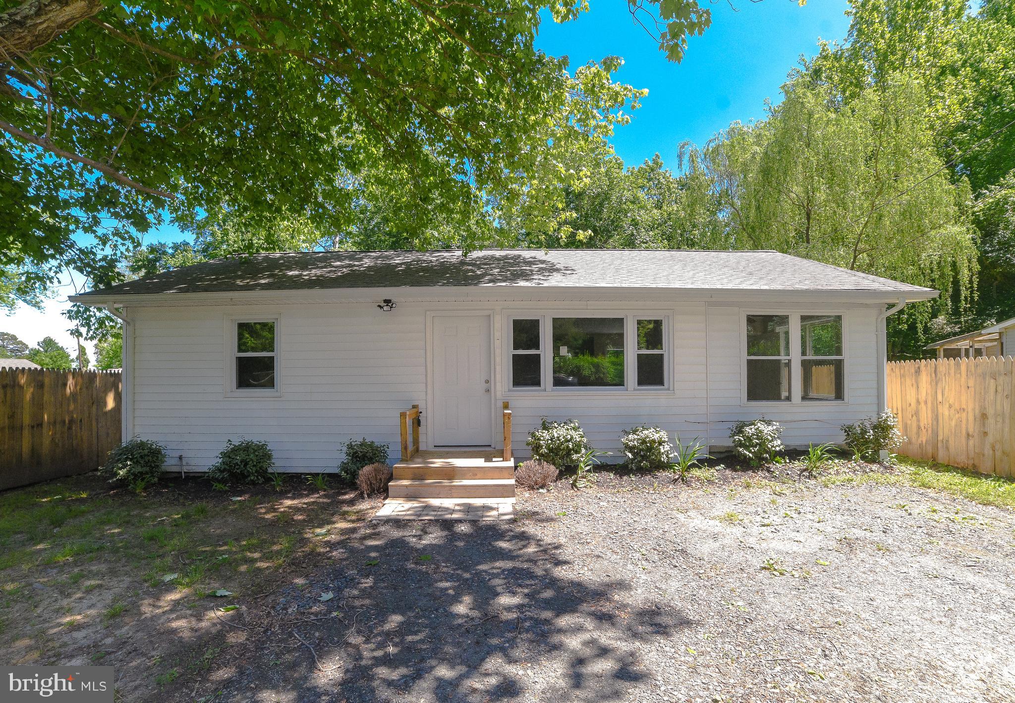 a view of a house with backyard