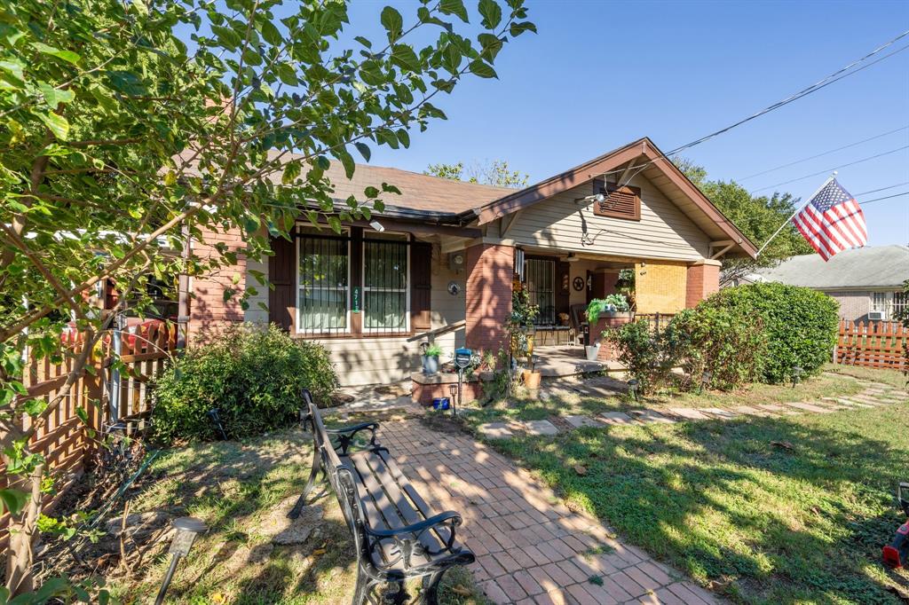 a view of a house with backyard