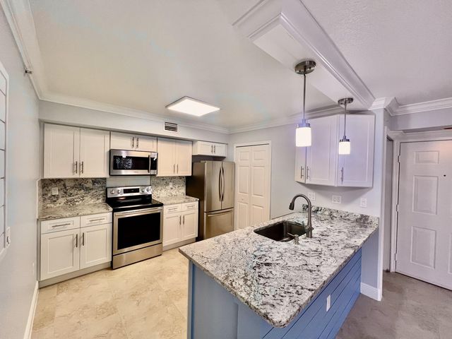 $1,900 | 131 Southwest Palm Drive, Unit 103 | St. Lucie West Country Club