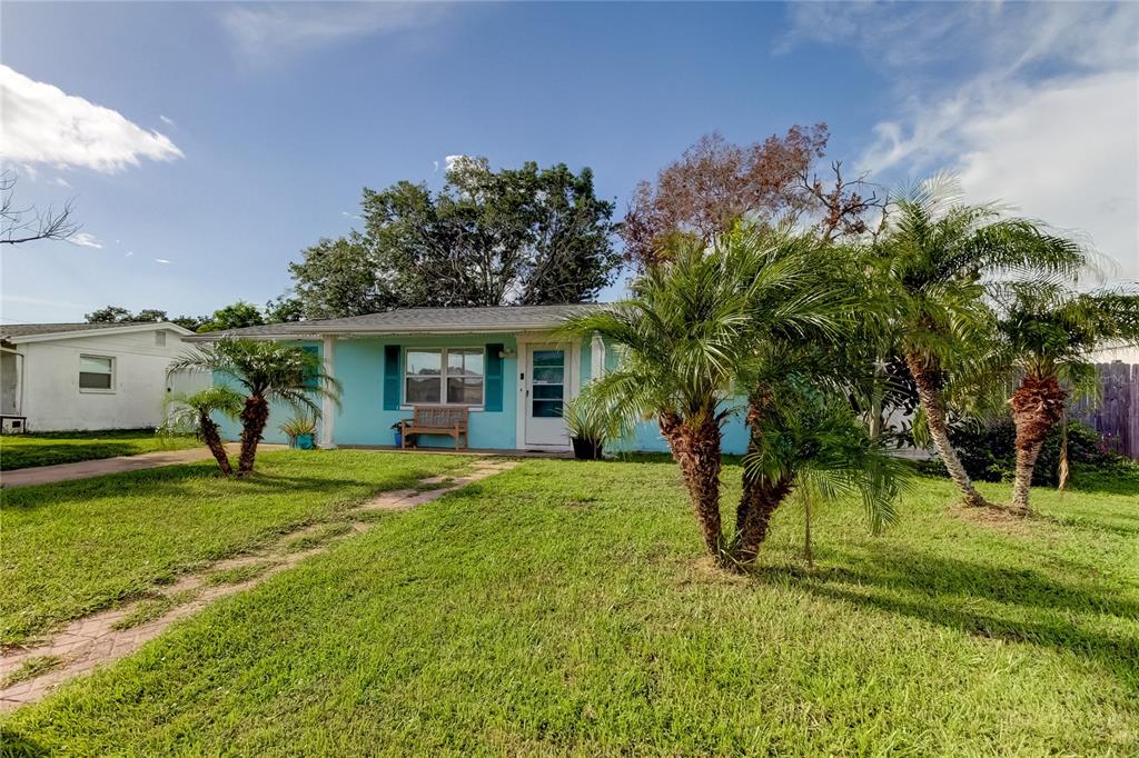 a view of a house with a backyard