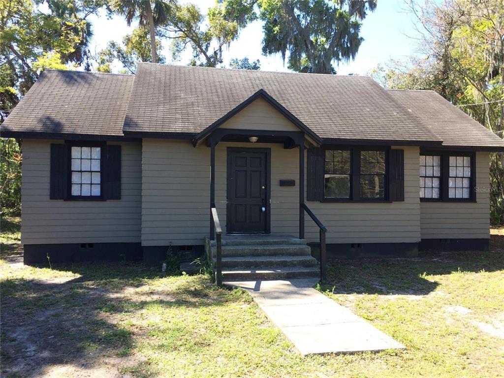 a view of a house with a yard