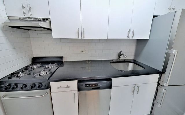 $3,195 | 442 West 57th Street, Unit 8D | Hell's Kitchen