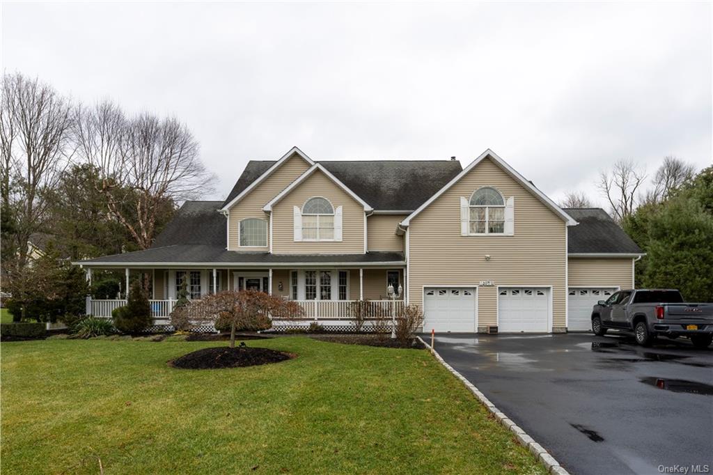 a view of a yard in front of house