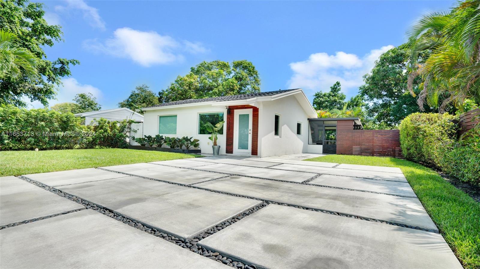 a view of a house with yard and plants