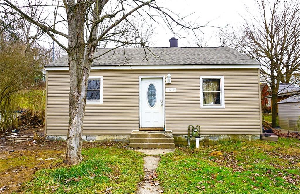 a view of a house with a yard