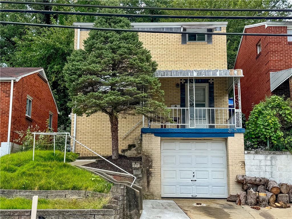 a view of a house with backyard