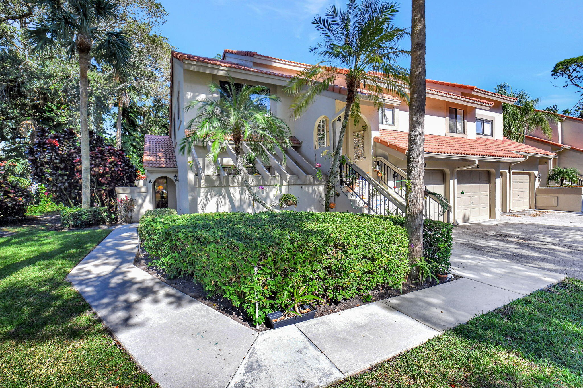 a view of a front of house with a yard