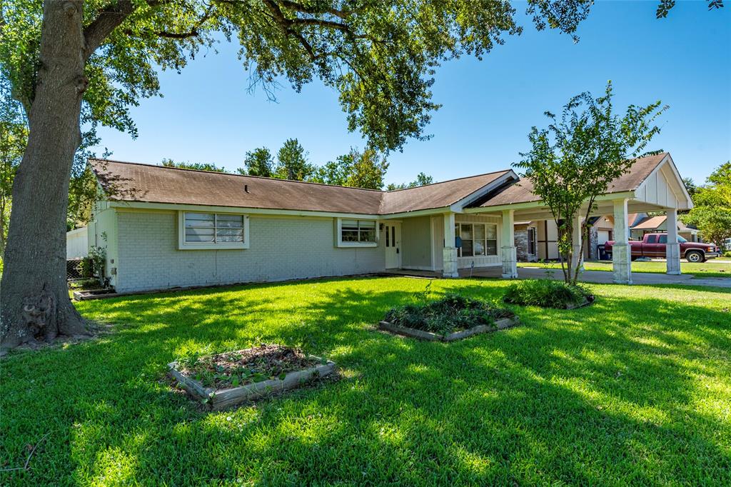 a view of an house with backyard space and garden