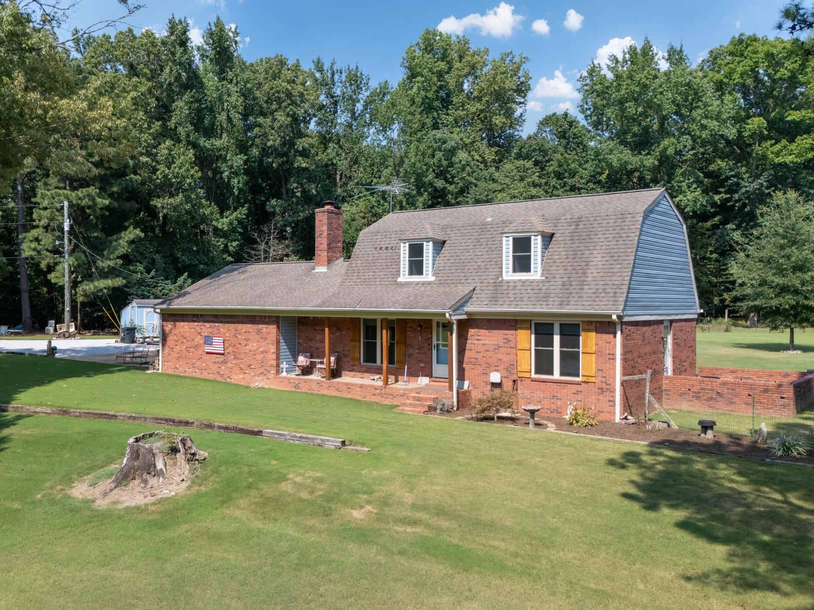 View of front of home featuring a front yard