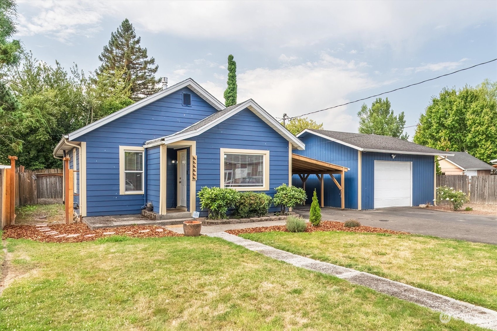 a view of a house with yard and tree s