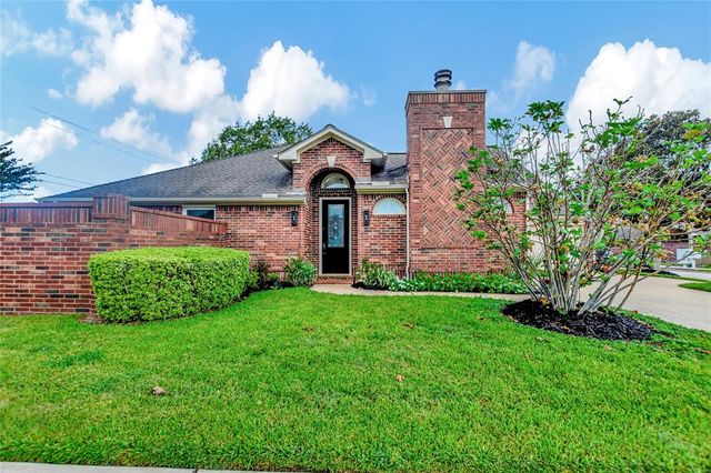 $382,000 | 302 Pine Creek Drive | Friendswood