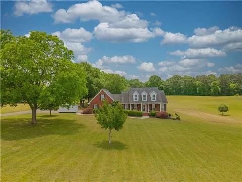 a view of a house with a yard