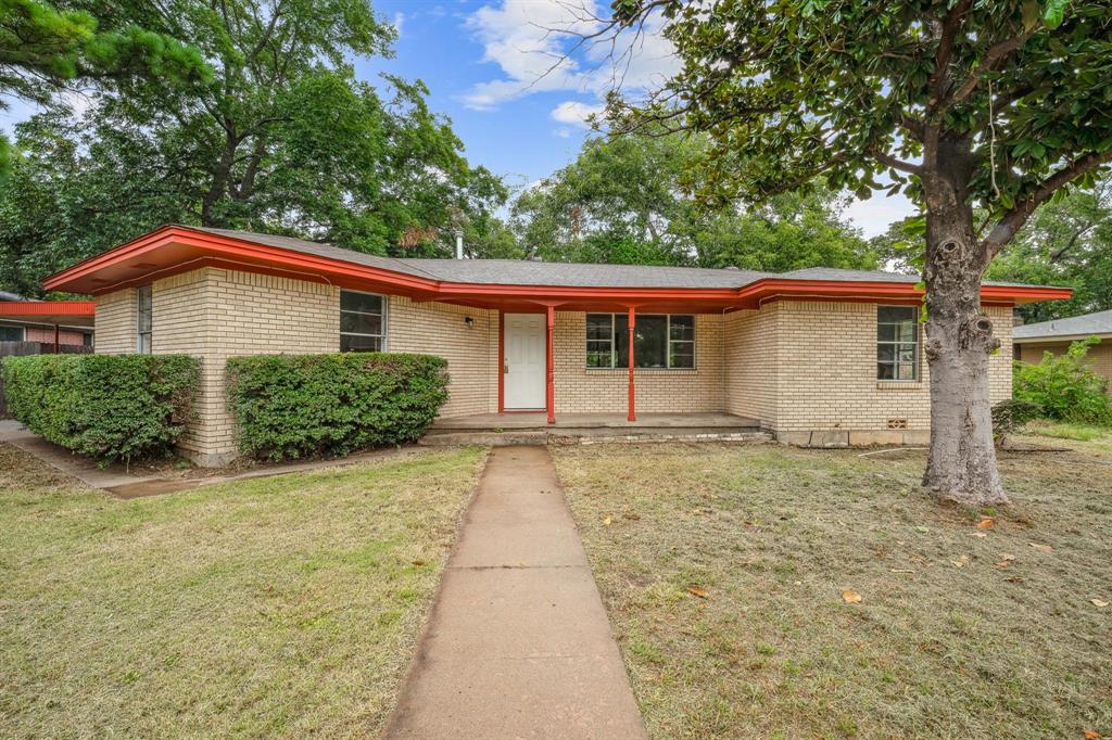 a view of a house with a yard