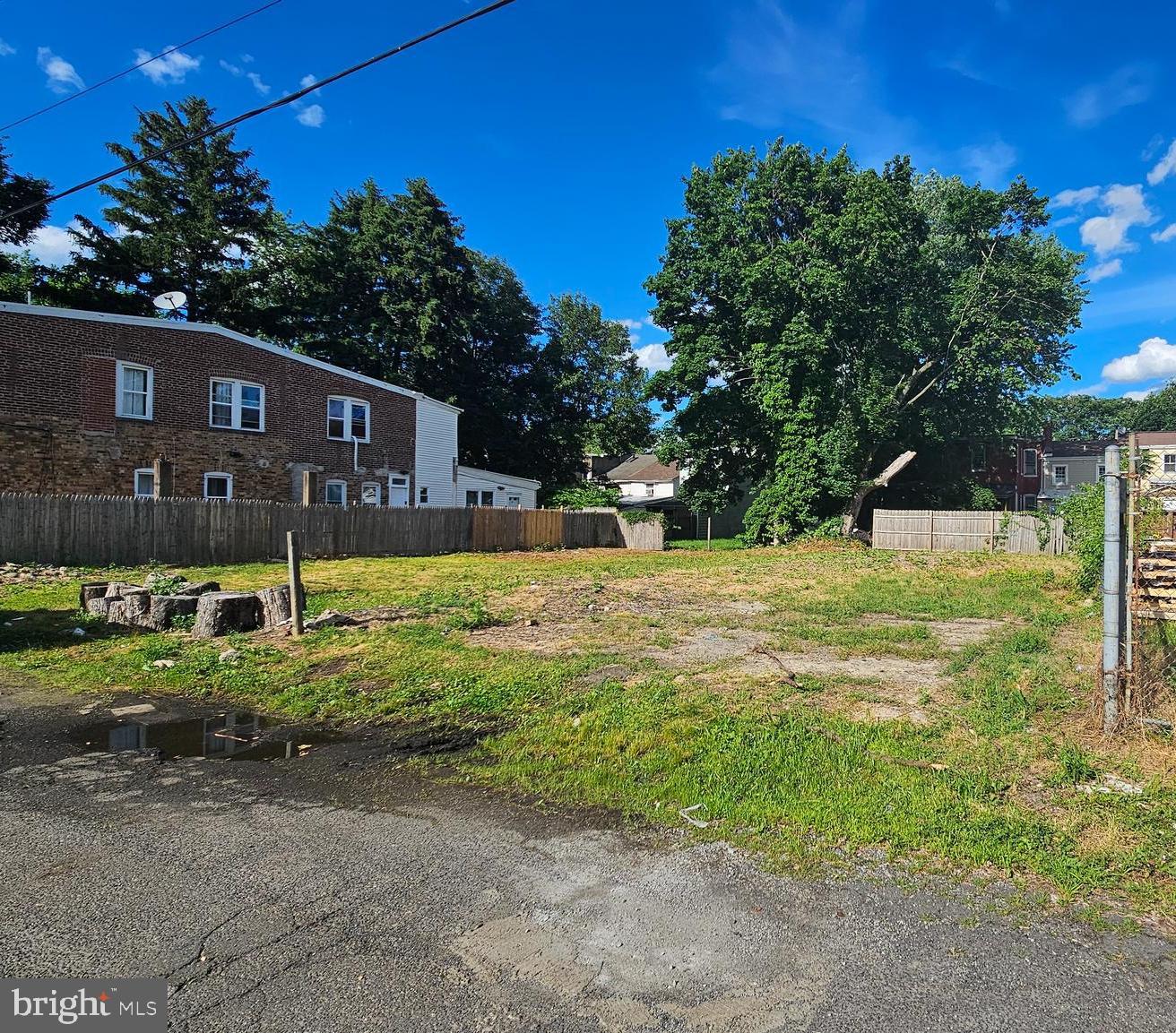 a view of a yard with a house