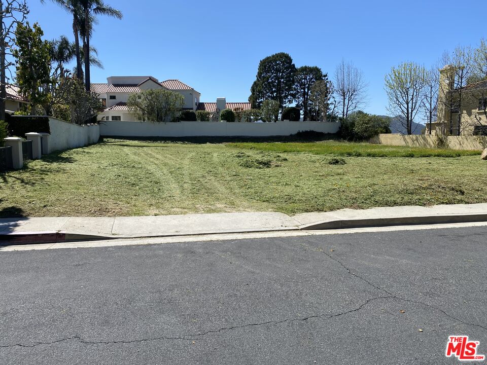 a view of a back yard