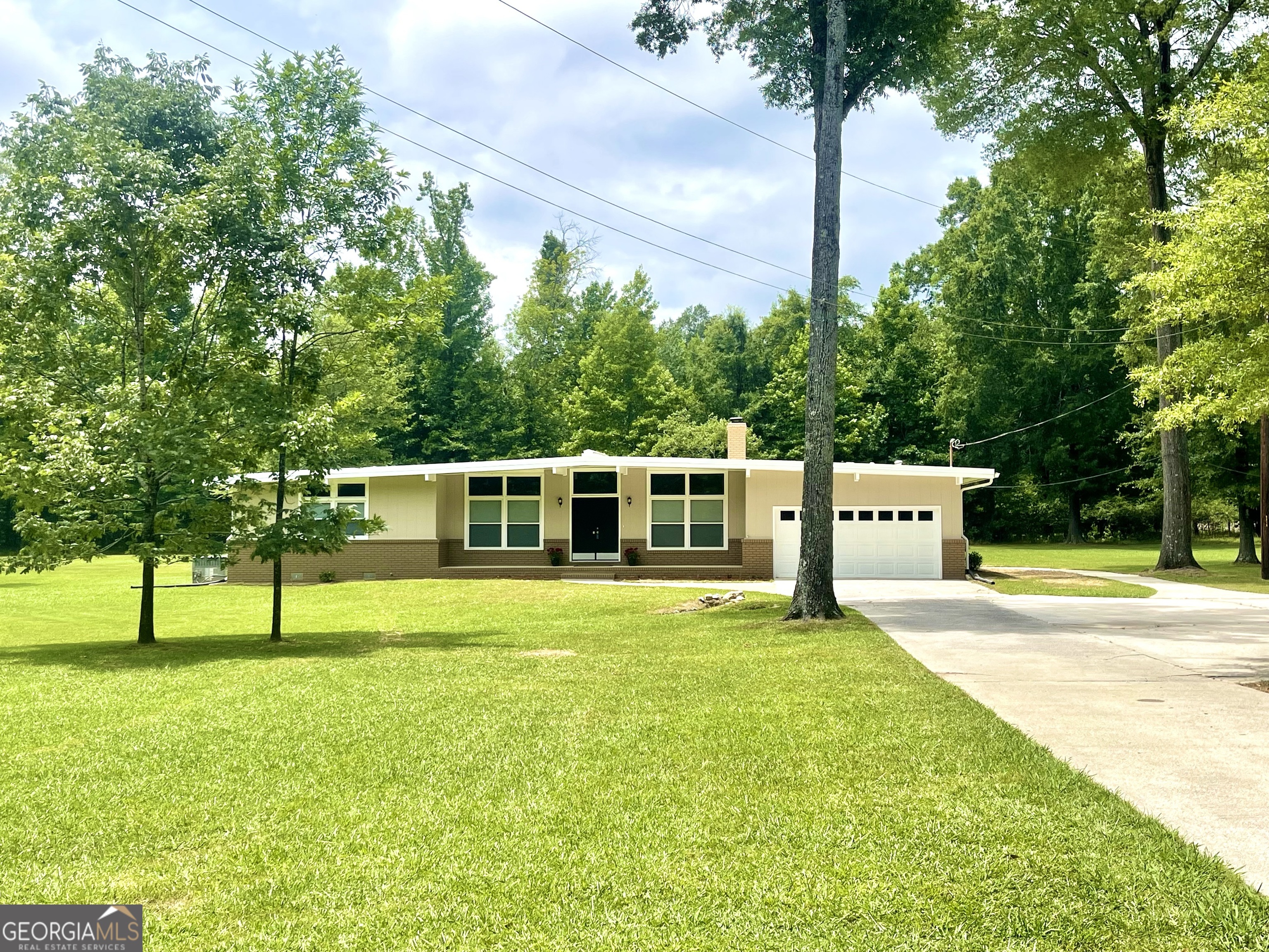 a view of a house with a yard