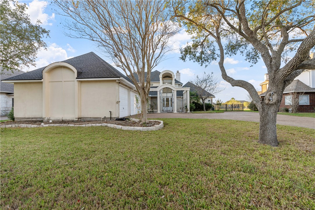 a view of a house with yard and tree s