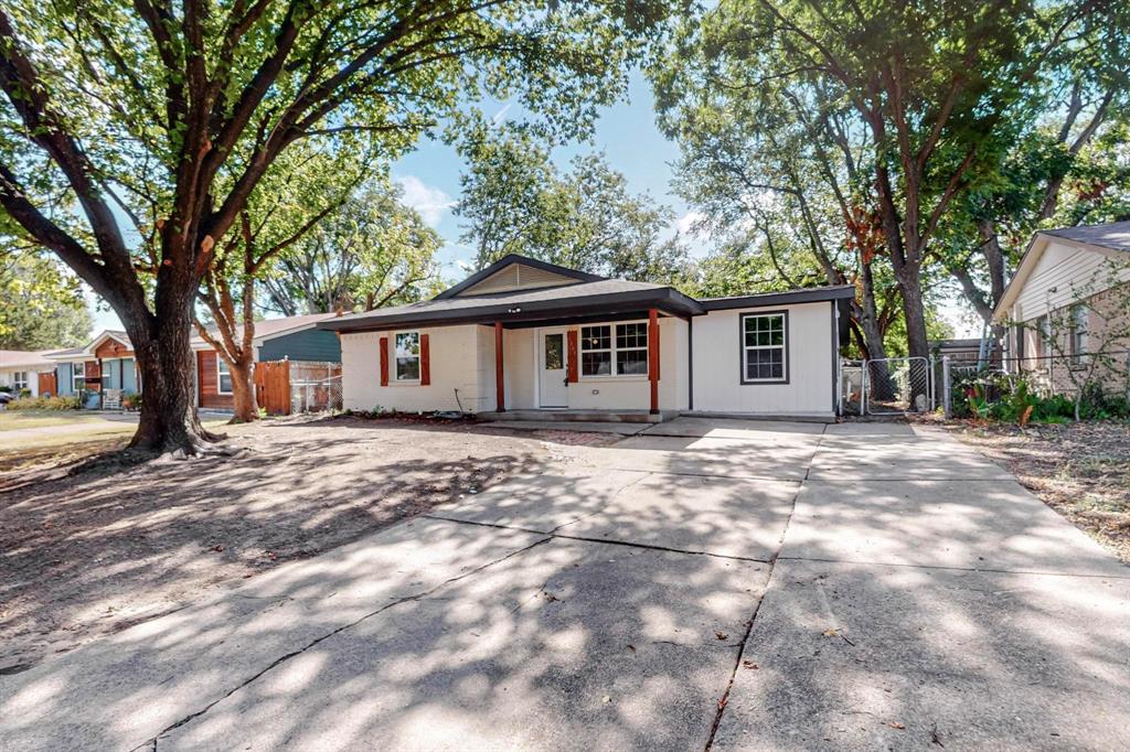 a view of a house with a backyard