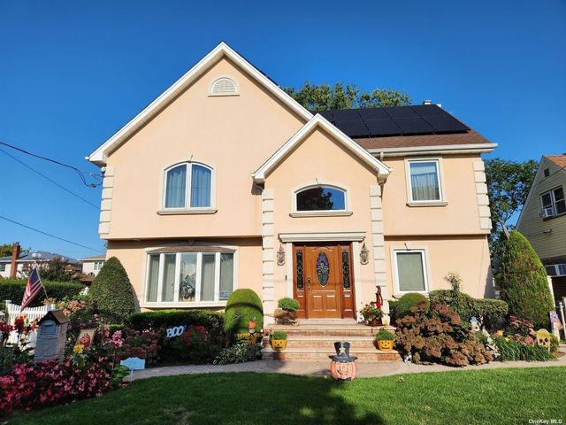 $1,199,999 | 206 Wardwell Road | Mineola