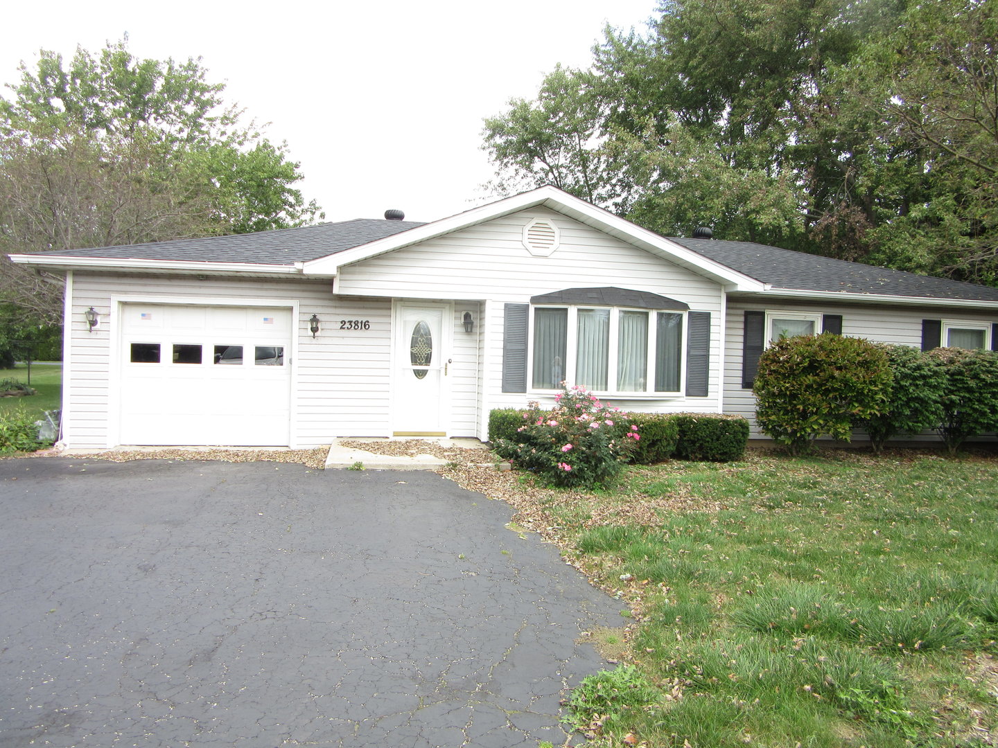 a view of a house with backyard and garden