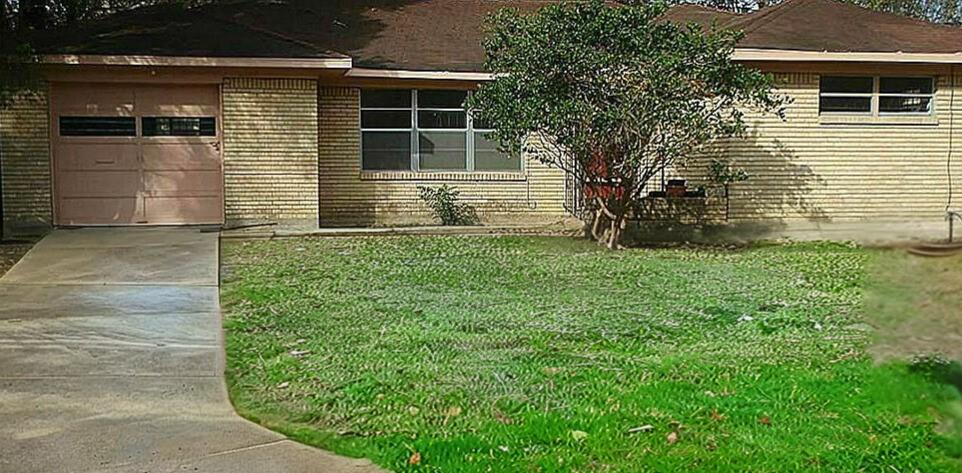 a view of front of a house with a yard