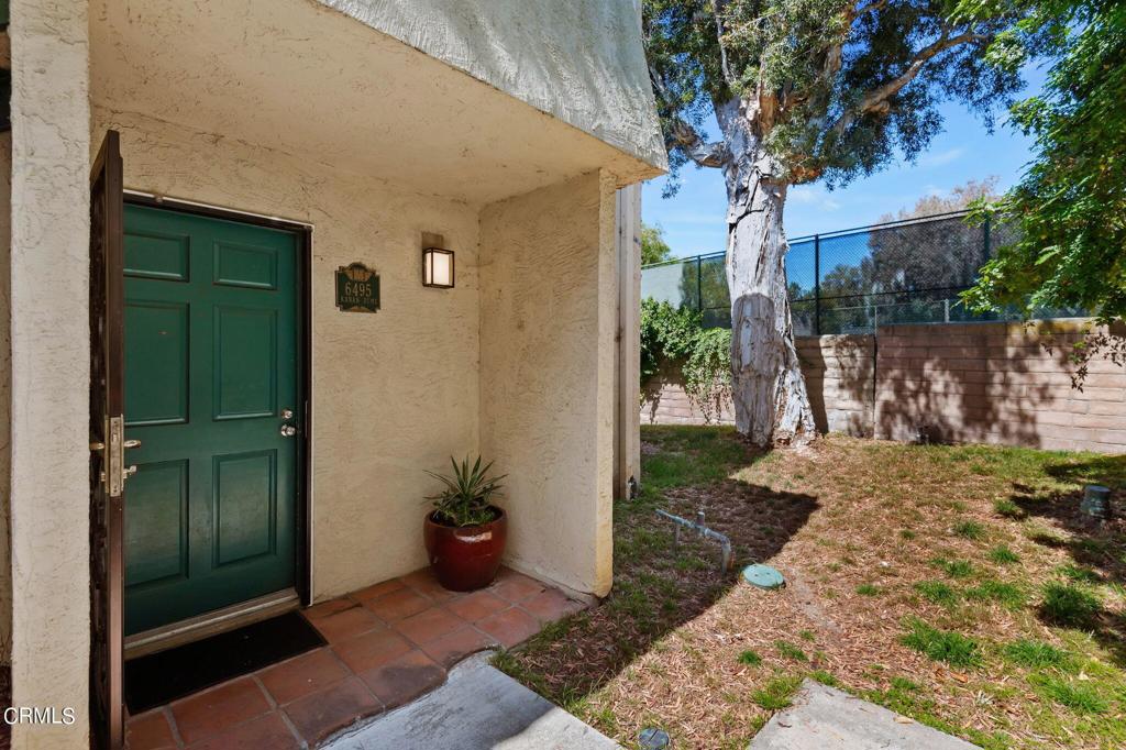 a view of entryway with garden