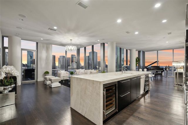 $1,799,000 | 2200 Victory Avenue, Unit 2602 | Victory Park