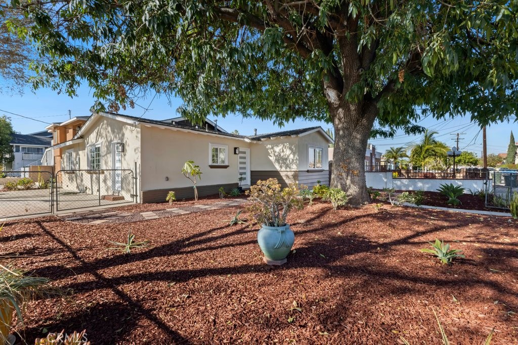 a view of a house with backyard and sitting area