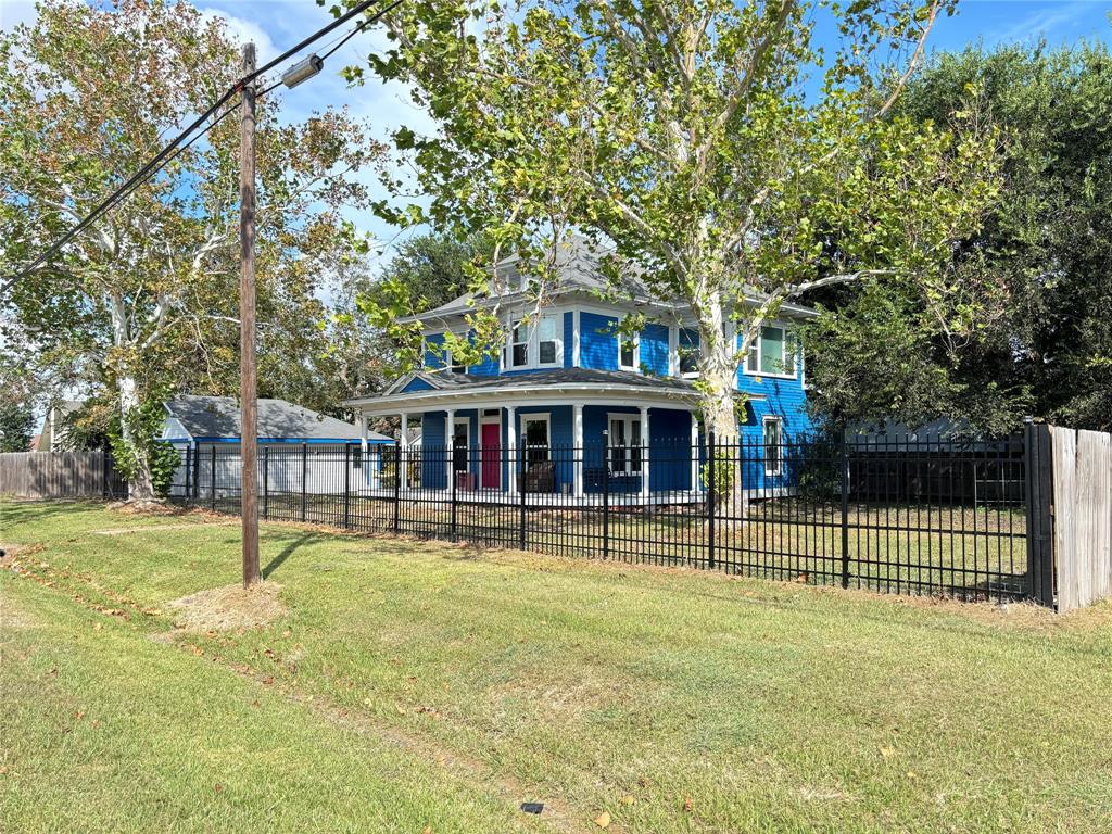 a view of a house with a backyard