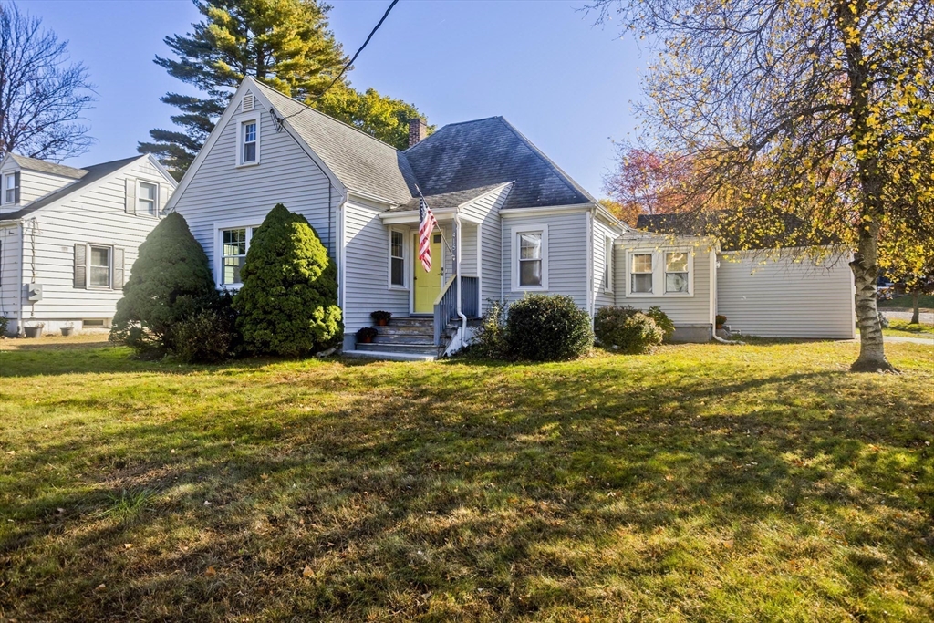 a view of a house with a yard