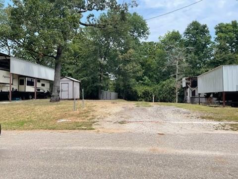 a view of a yard with a house