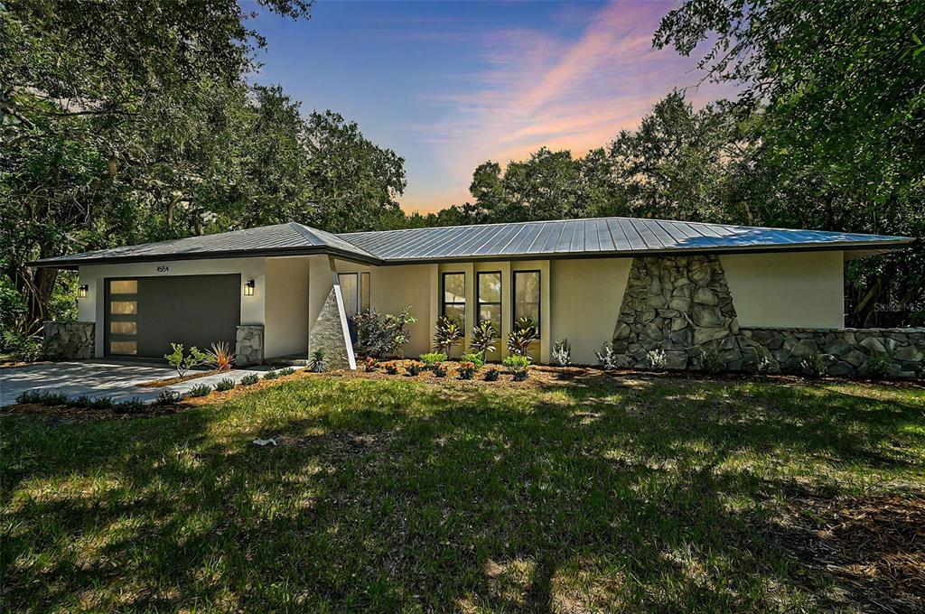 a view of a house with back yard