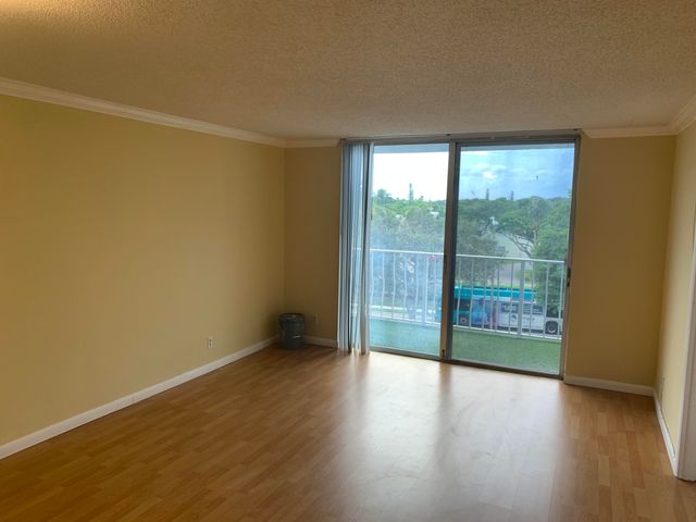 $2,000 | 500 Executive Center Drive, Unit 4G | West Palm Beach