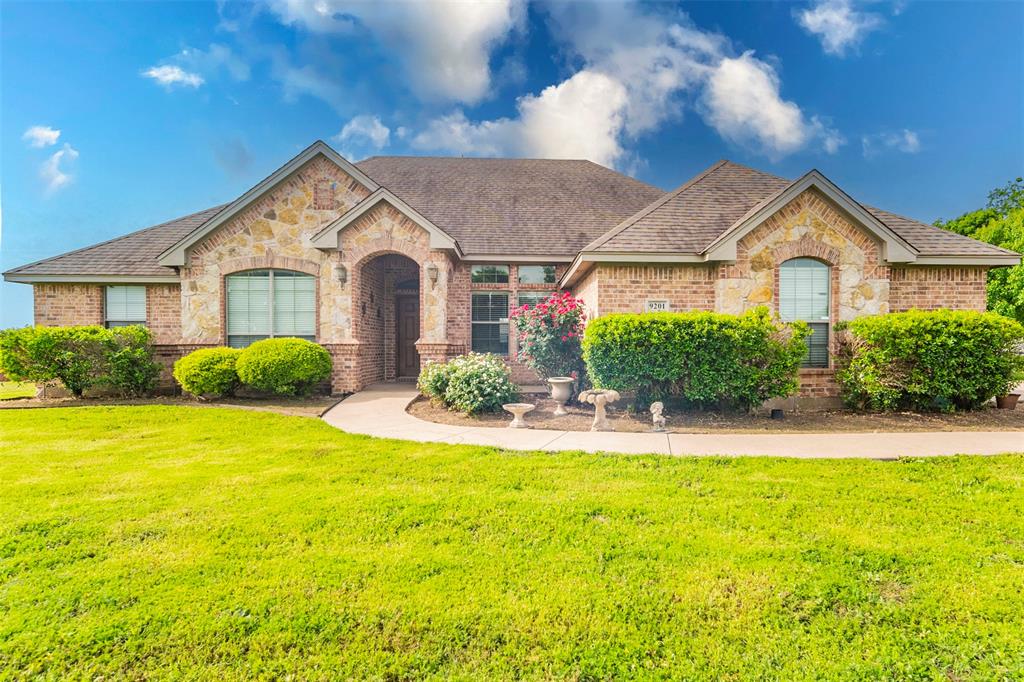 a view of a house with backyard and garden