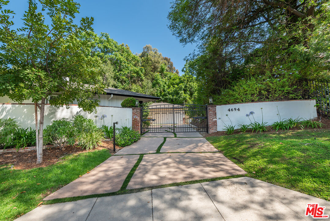 a view of backyard with green space