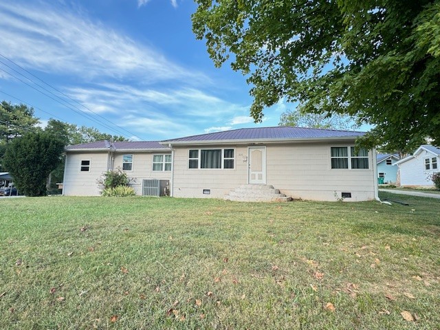 a view of a house with a backyard